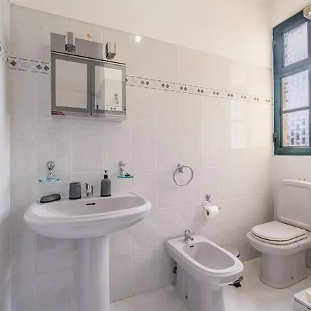 Дом отдыха The Balcony - By Wehost Санта-Крус